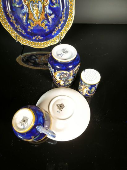 GIEN. Set of 7 pieces in polychrome earthenware,...