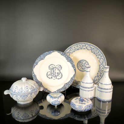 GIEN. Set of 6 earthenware pieces, decorated...
