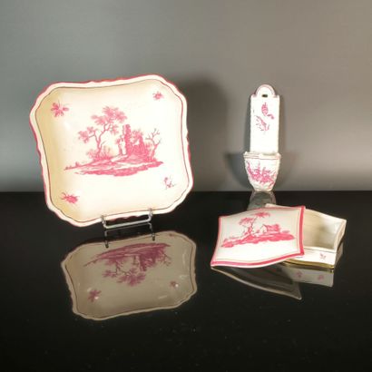 GIEN. Lot: 
- Wall-mounted earthenware flower...