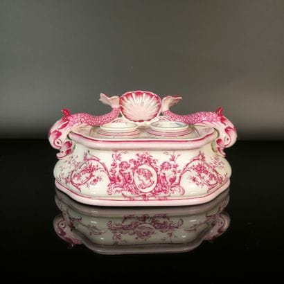 GIEN
Earthenware inkwell decorated in shades...