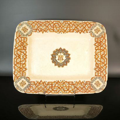 GIEN. Lot: 
- Large rectangular dish in polychrome...