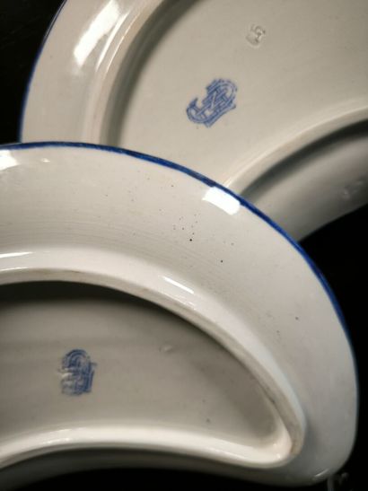 GIEN. Set of 5 earthenware pieces, decorated...