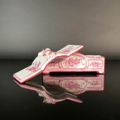 GIEN
Small rectangular earthenware box decorated...