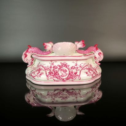GIEN
Earthenware inkwell decorated in shades...
