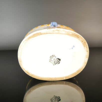 GIEN
Oval polychrome earthenware box with...