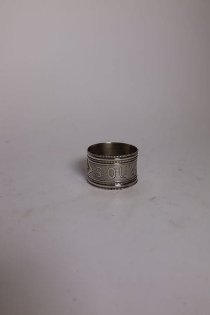 Rond de serviette en argent martelé 
décor...