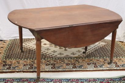 Grande table à volets en bois.
Ht. 72 x 160...