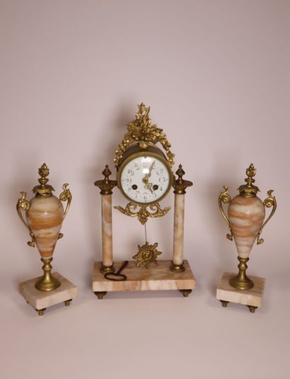 Onyx and metal mantelpiece 
Louis XVI style
H:...