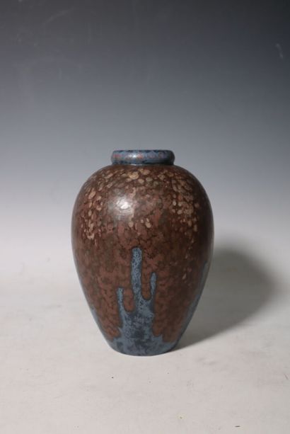 Vase en gré émaillé brun et bleu à décor...