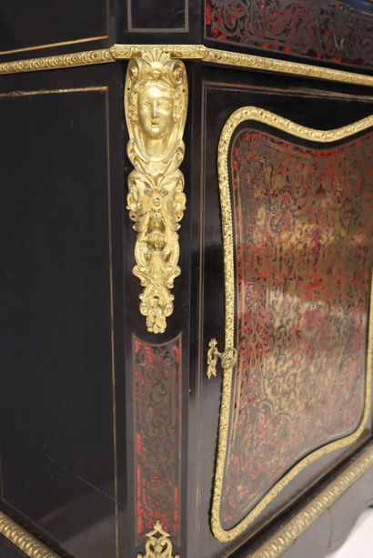 Meuble à hauteur d'appui ouvrant à une porte...