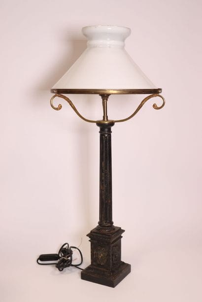 Lampe de bureau en fonte, le fût à décor...