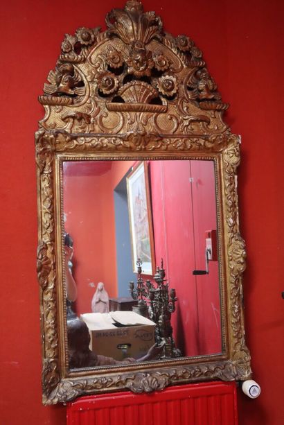 Miroir à fronton en bois mouluré, sculpté...
