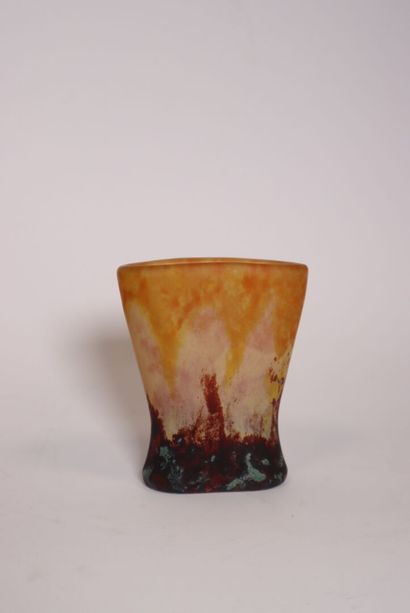 DAUM 
Vase en verre multicouche 
Signé en...