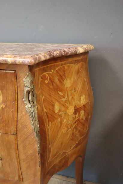 Commode à deux tiroirs en bois de placage...