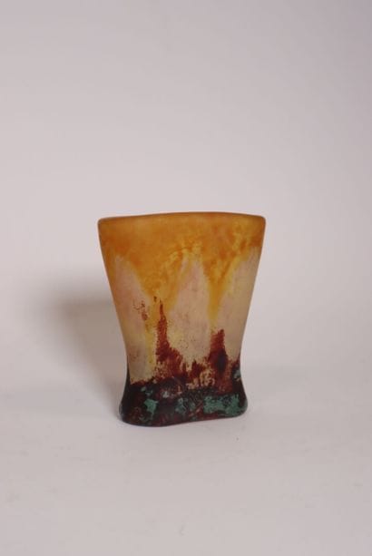 DAUM 
Vase en verre multicouche 
Signé en...