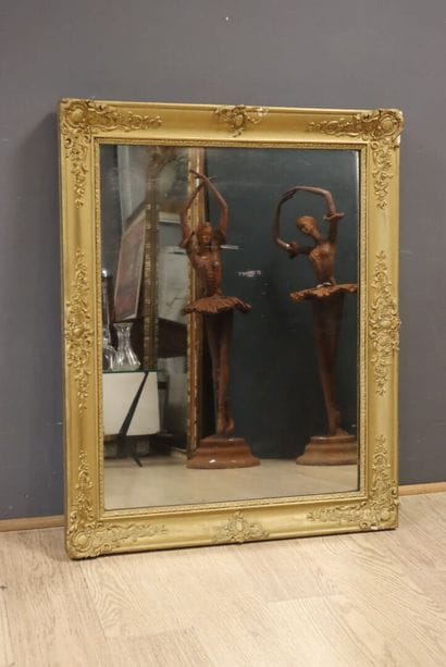 Miroir en bois et stuc doré à décor de palmettes....