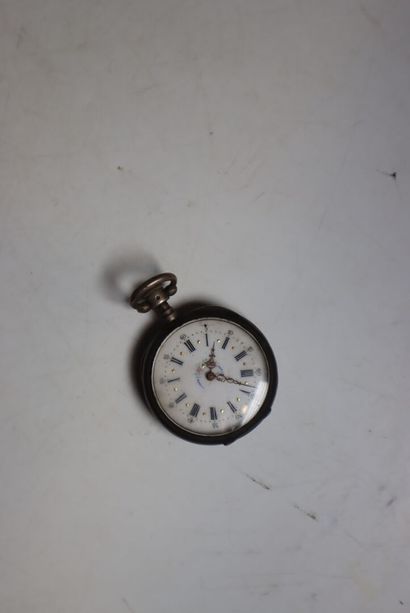 Montre de col en argent à décor de rinceaux...