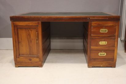 Bureau à caissons en bois avec plateau agrémenté...