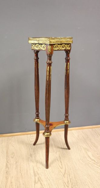 Sellette tripode en bois de placage, galerie...
