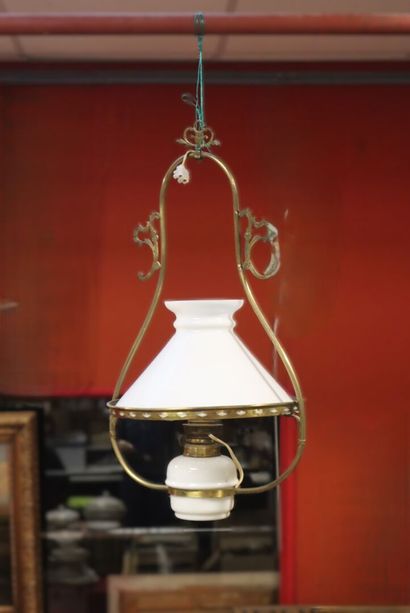 Suspension en laiton, porcelaine et opaline...