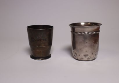 Deux timbales en argent massif
une monogrammée...