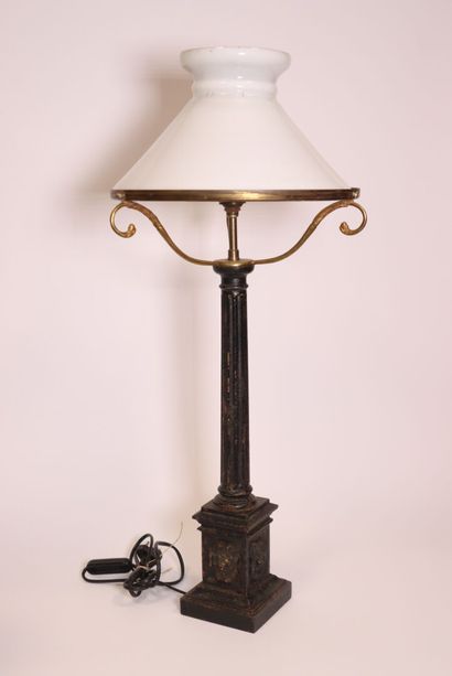 Lampe de bureau en fonte, le fût à décor...