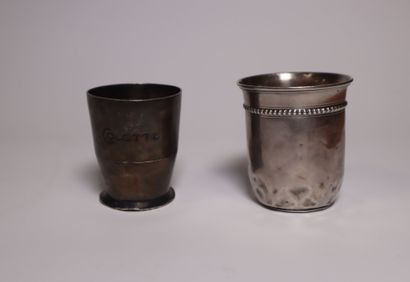 Deux timbales en argent massif
une monogrammée...
