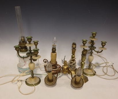 Lot de 10 bougeoirs en laiton et deux appliques...