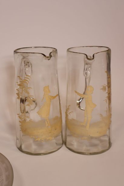 Lot de verrerie comprenant : 
- grande coupe...