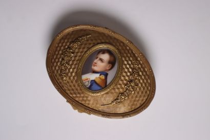Bronze box with a medallion of Napoleon
H....