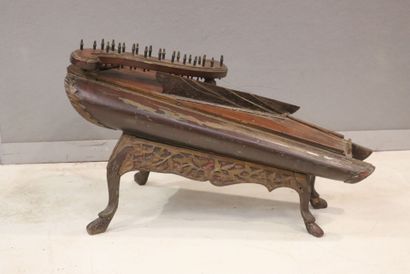 Celempung 
en bois sculpté et laqué polychrome...