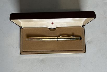CROSS 
Stylo à plume doré 
gravé 