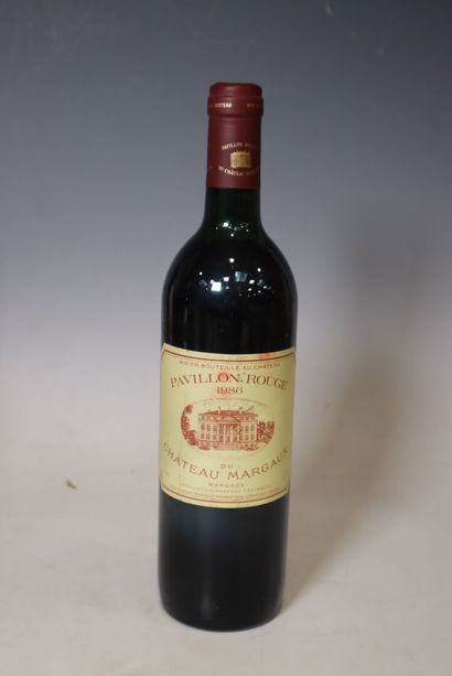 Une bouteille de Pavillon Rouge du Château...
