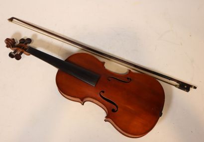 Violon d'étude, marqué Aubert et un archet...