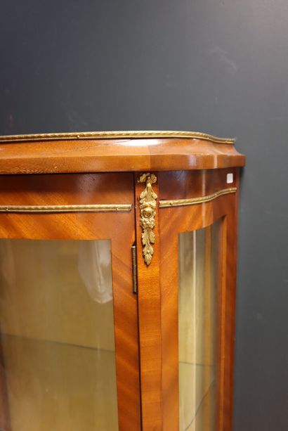 Vitrine demi-lune ouvrant à une porte en...