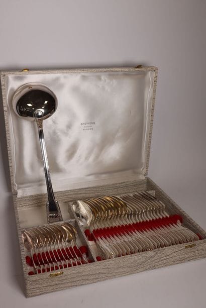ERCUIS
Ménagère en métal argenté à décor...
