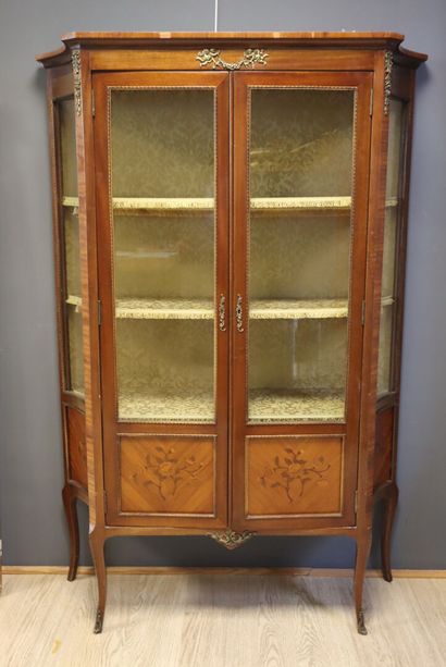 Vitrine en bois de placage et marqueterie...