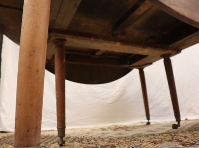 Grande table à volets en bois.
Ht. 72 x 160...