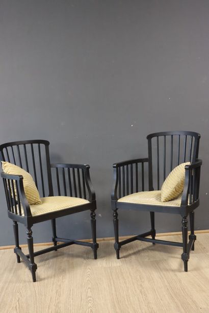 Paire de fauteuils en bois laqué noir, dossier...