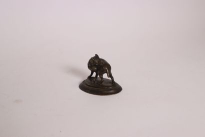 Petit chien en bronze
H. 5 cm