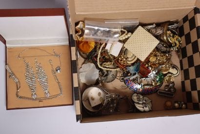 Lot de bijoux vintage