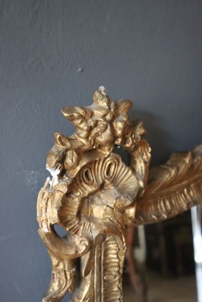 Miroir en bois et stuc doré à décor baroque...