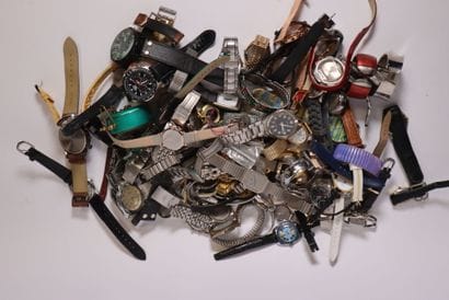 Lot de diverses montres en cuir, métal et...