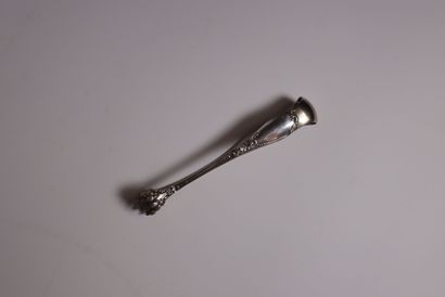 . Pince à sucre en argent 
à décor de rinceaux...