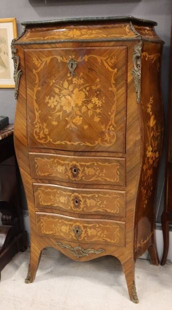 Petit secrétaire droit galbé marqueté de...
