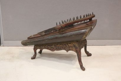 Celempung 
en bois sculpté et laqué polychrome...