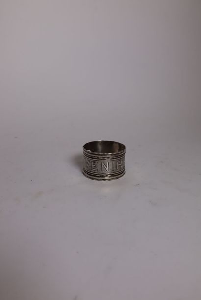 Rond de serviette en argent martelé 
décor...