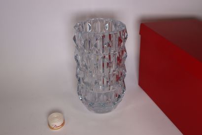 BACCARAT
Vase Louxor en cristal à décor losangique.
Signé...