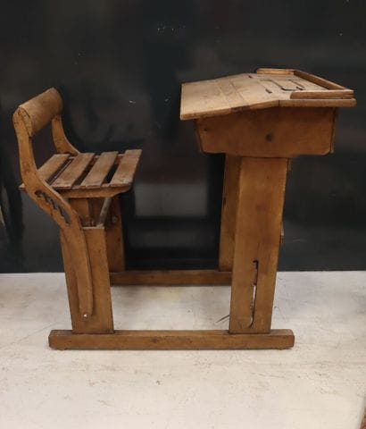 Bureau d'écolier une place avec son bureau...