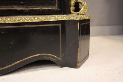 Meuble à hauteur d'appui ouvrant à une porte...